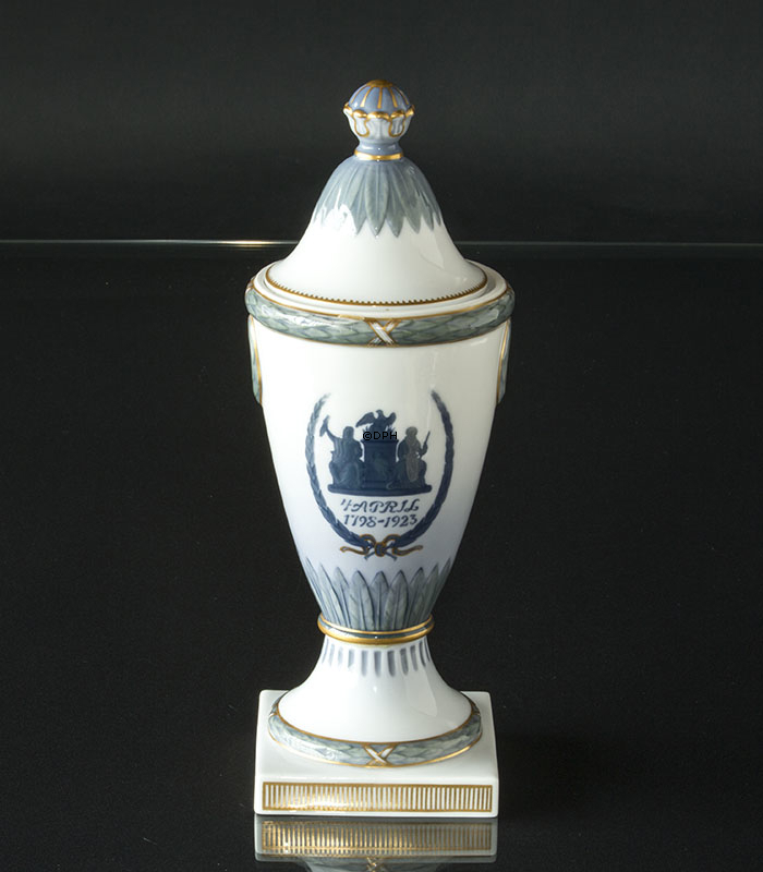 Ziertrophäe / Deckelvase mit Halbaufglasurdekor, Royal Copenhagen, Inschrift: 4. April 1798-1923