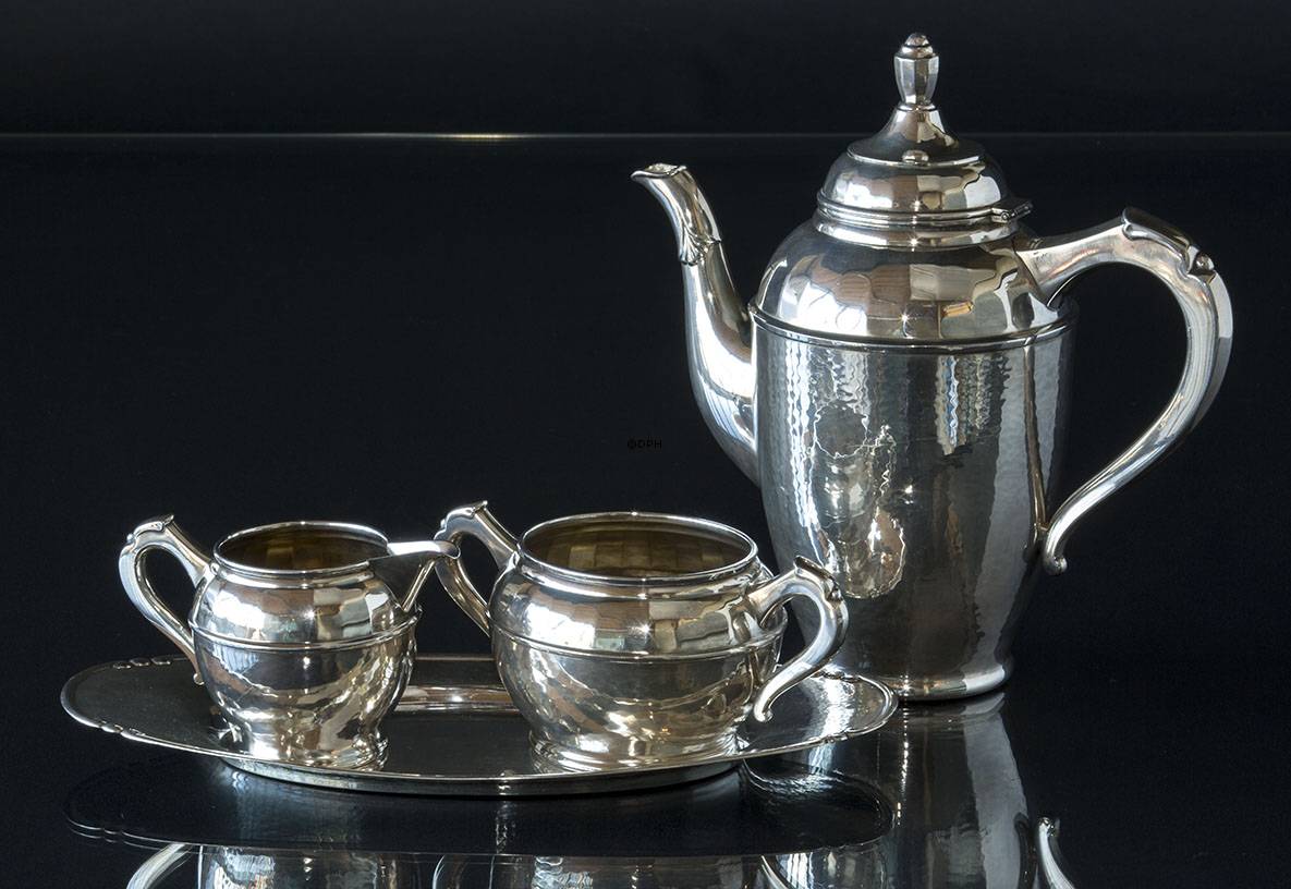 Kaffeekanne, Milchkännchen und Zuckerdose und Tablett in Versilberung