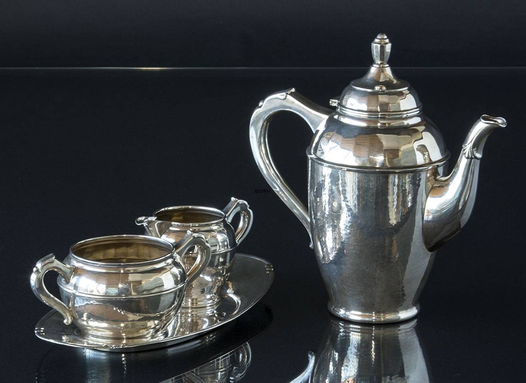 Kaffeekanne, Milchkännchen und Zuckerdose und Tablett in Versilberung