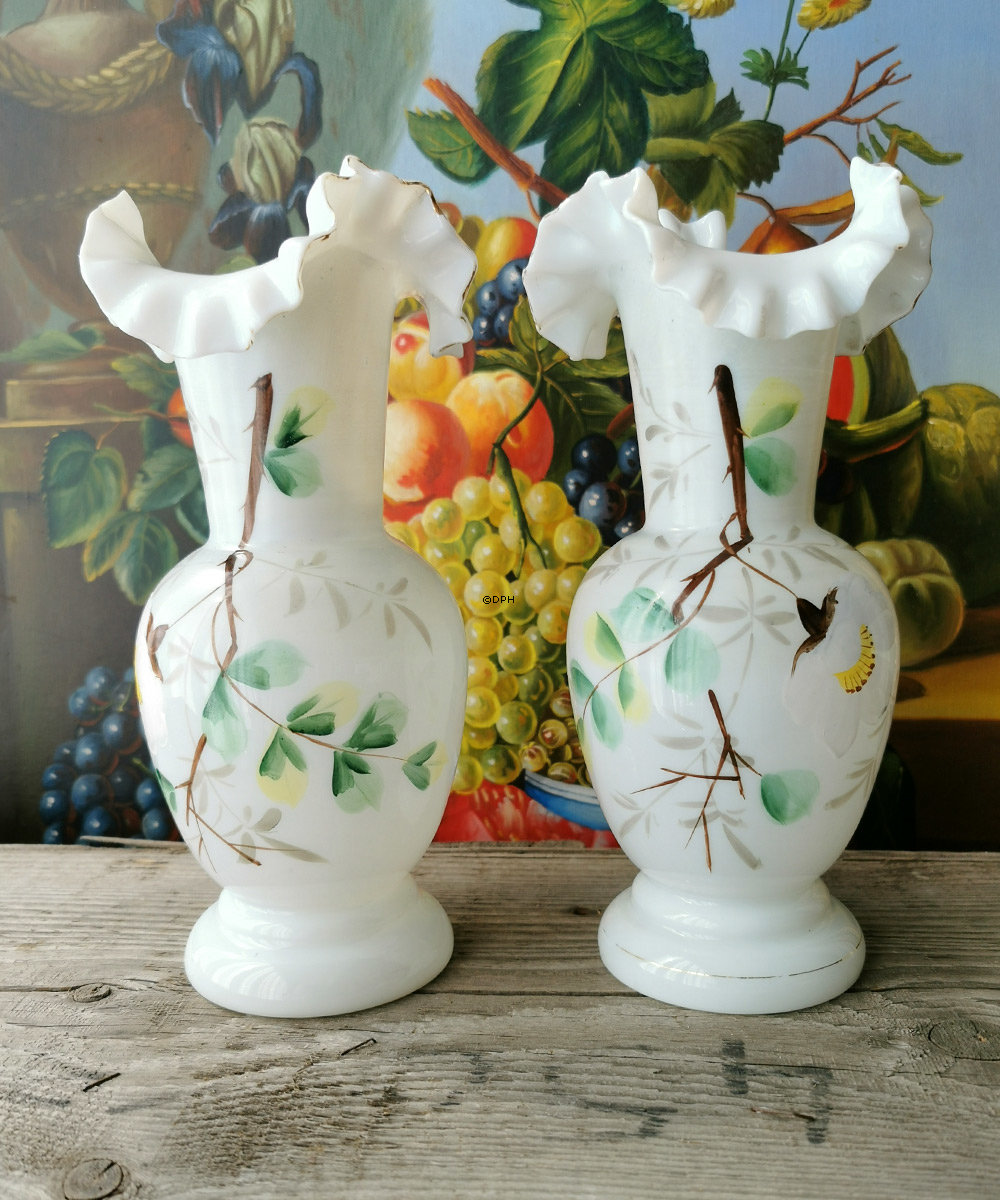 Antike Vasen aus opalweißem Glas mit Blumenmotiv, 2 Stück