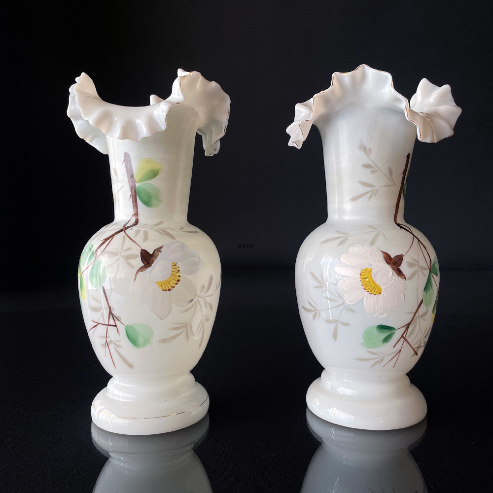 Antike Vasen aus opalweißem Glas mit Blumenmotiv, 2 Stück