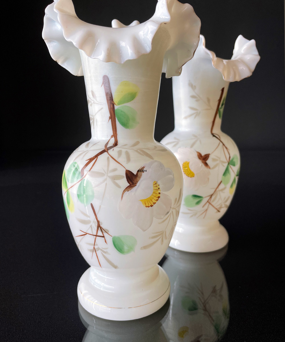 Antike Vasen aus opalweißem Glas mit Blumenmotiv, 2 Stück