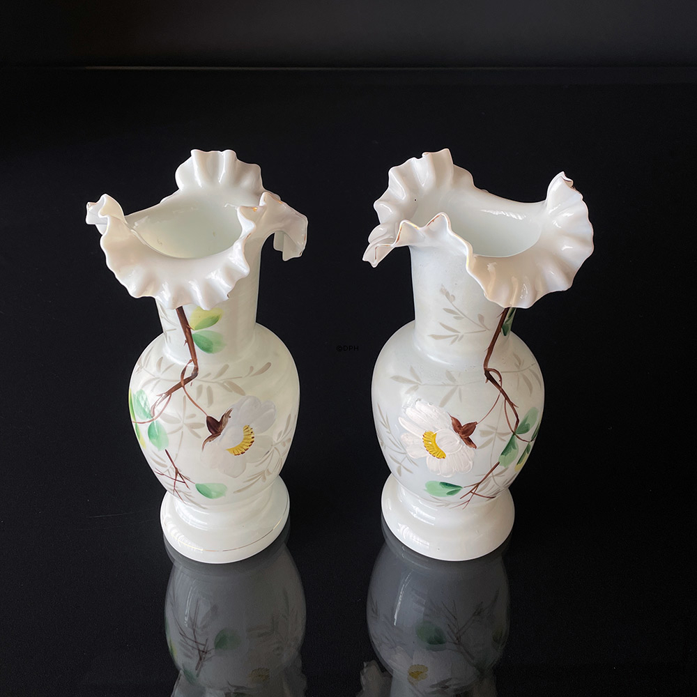 Antike Vasen aus opalweißem Glas mit Blumenmotiv, 2 Stück