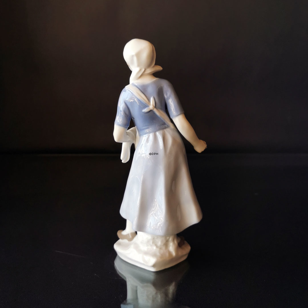 Deutsche Figur eines Mädchens mit Korn in der Schürze, das Hühner füttert, Figur Nr. 10924