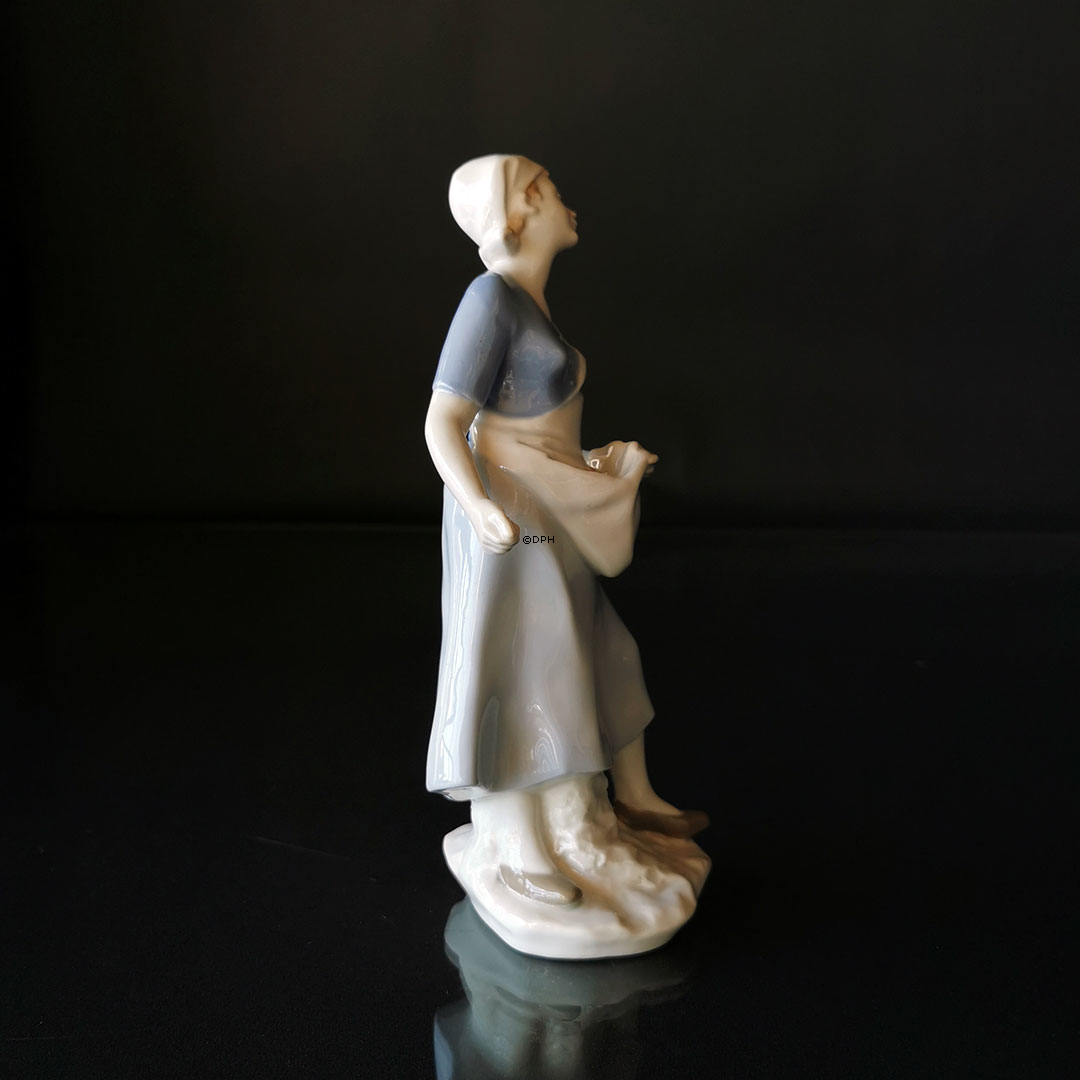 Deutsche Figur eines Mädchens mit Korn in der Schürze, das Hühner füttert, Figur Nr. 10924