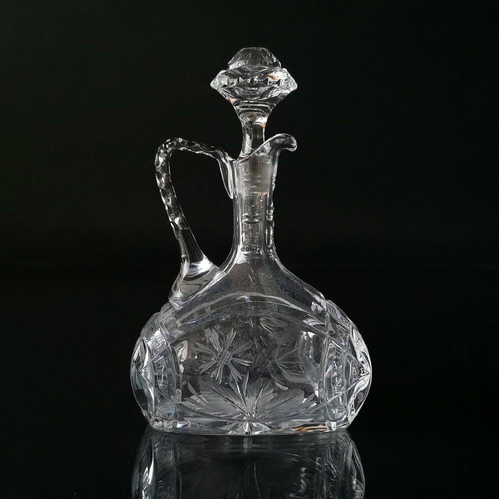 Karafe in Glas mit Schliff