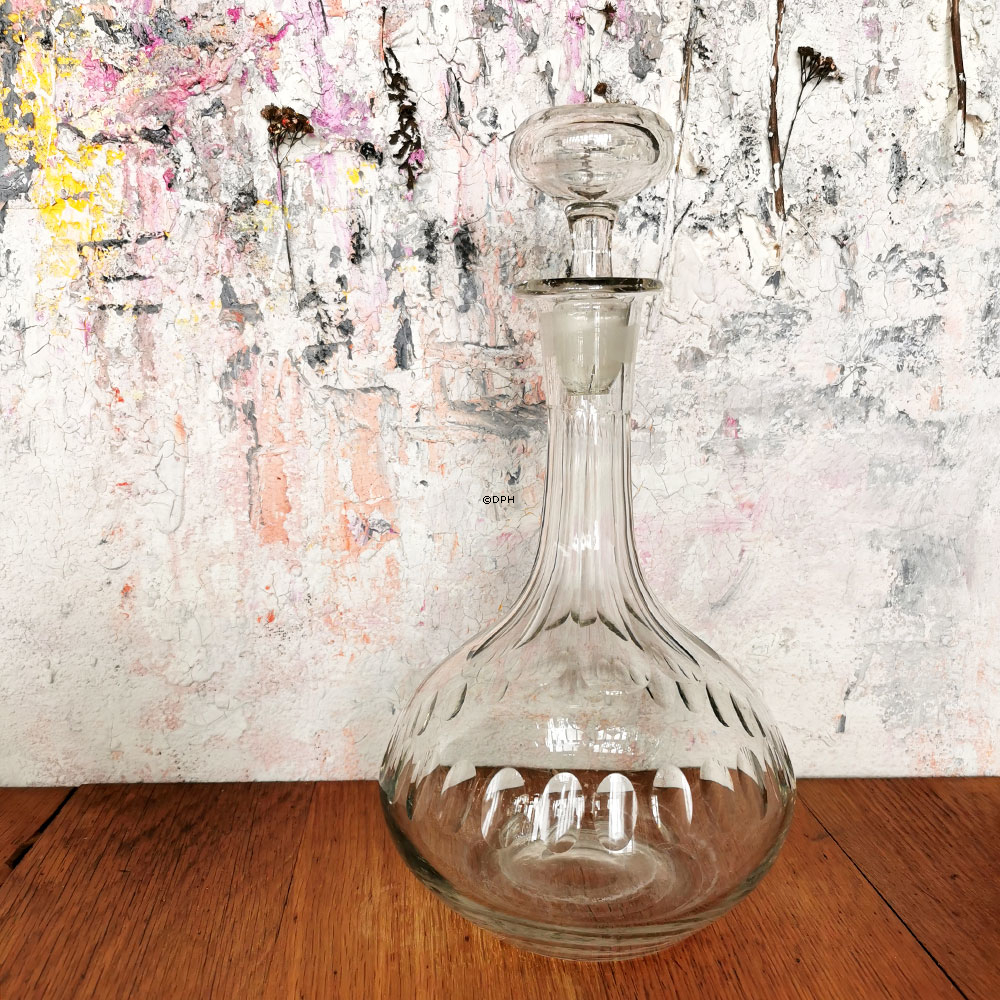 Karafe in Glas mit Schliff