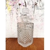 Karafe in Glas mit Schliff