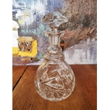Karafe in Glas mit Schliffen am Stopfen und am Fuß