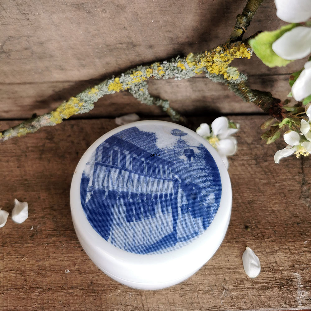 Bonbonniere mit Motiv eines alten Fachwerkhauses, Bing & Grøndahl Nr. 5810