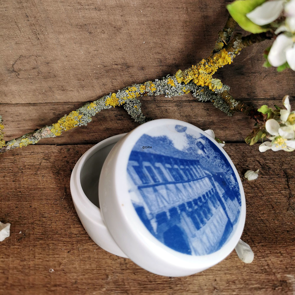 Bonbonniere mit Motiv eines alten Fachwerkhauses, Bing & Grøndahl Nr. 5810