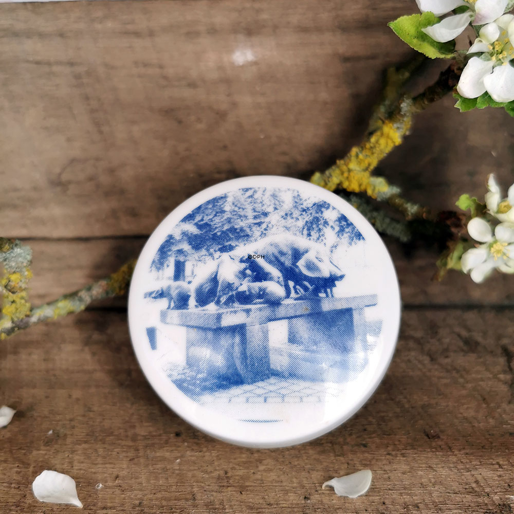 Bonbonniere mit Motiv von Schweinen auf einer Bank, Bing & Grøndahl Nr. 5810