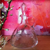 Karafe in Glas mit Schliff