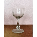 Weinglas mit Schnitzereien und Eckiger Stiel etwa 13,5 cm