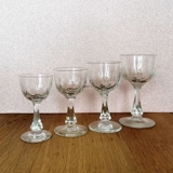 Weinglas mit Schnitzereien und Eckiger Stiel etwa 13,5 cm