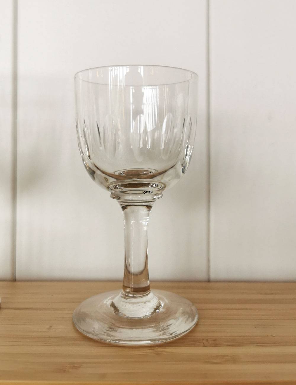 Weinglas mit Schnitzereien