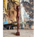 Otto P Frauenfigur, Rote Holzfigur. Signiert mit "Otto P", Otto Pedersen, 1902-95, Odense.