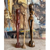 Otto P Frauenfigur, Rote Holzfigur. Signiert mit "Otto P", Otto Pedersen, 1902-95, Odense.