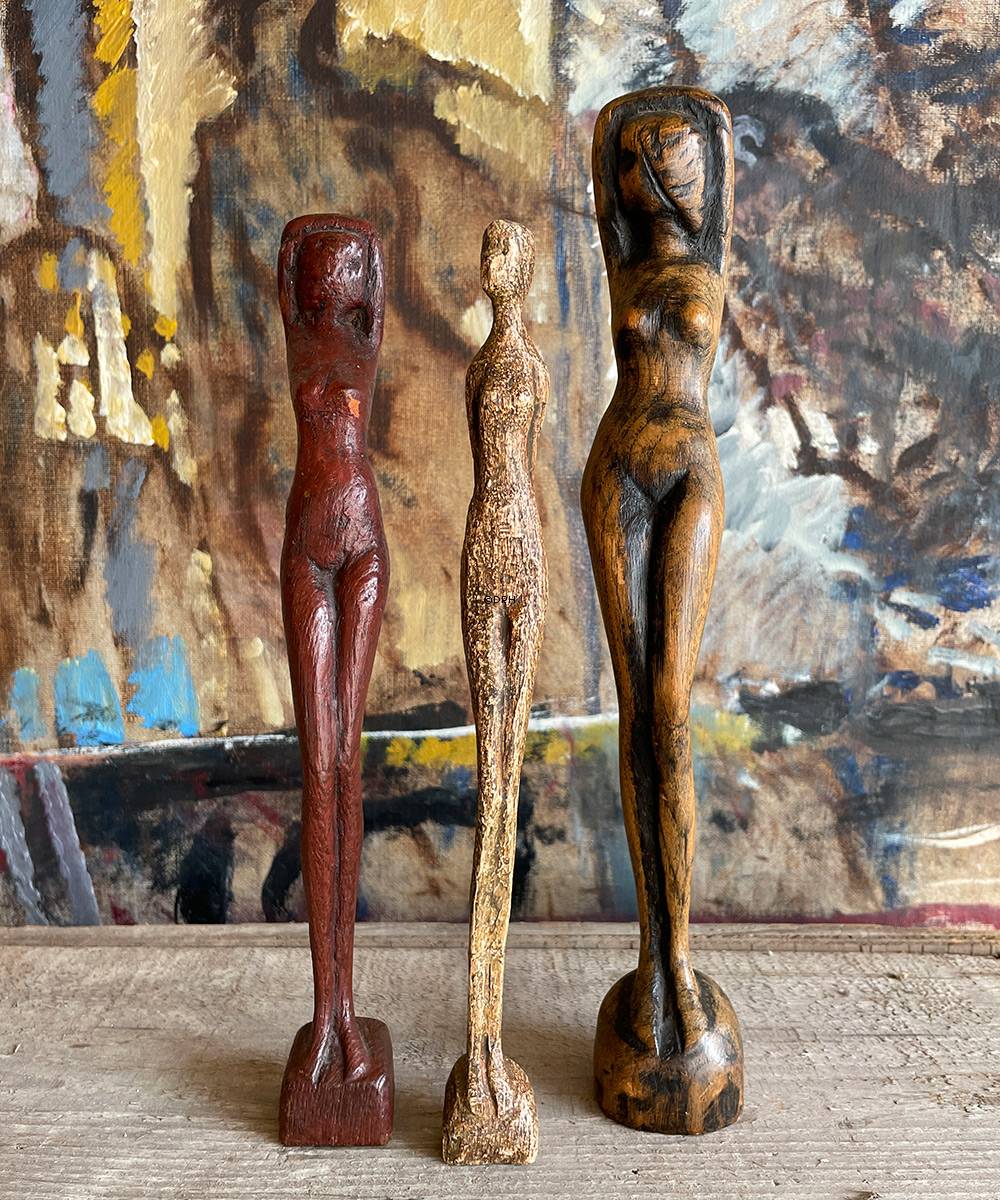 Otto P Frauenfigur, Figur aus hellem Holz. Signiert mit "Otto P", Otto Pedersen, 1902-95, Odense