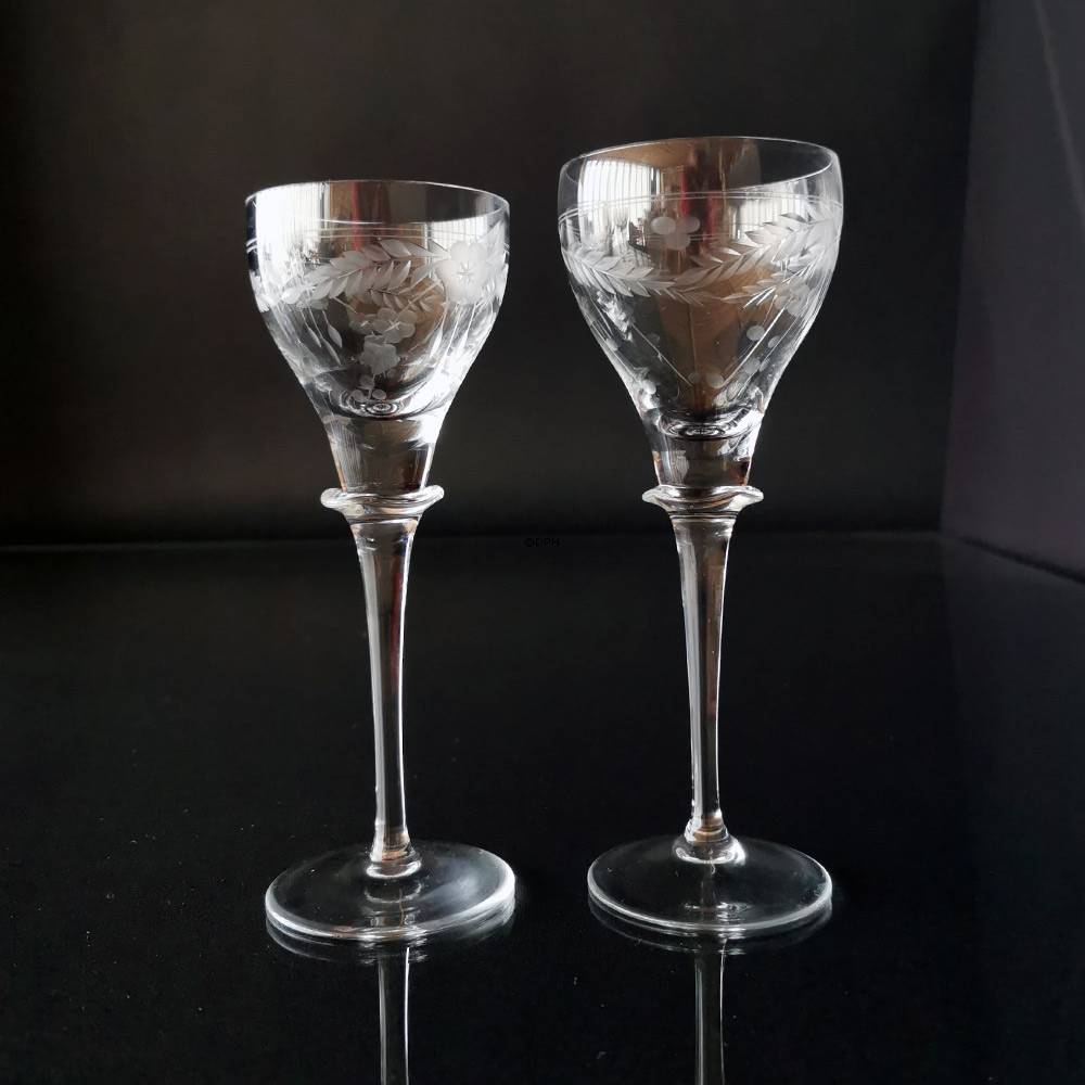 Vintage Trinkgläser 8 große und 9 kleine, insgesamt 17 Stück. - Tschechisches Kristallglas mit Rankengravur