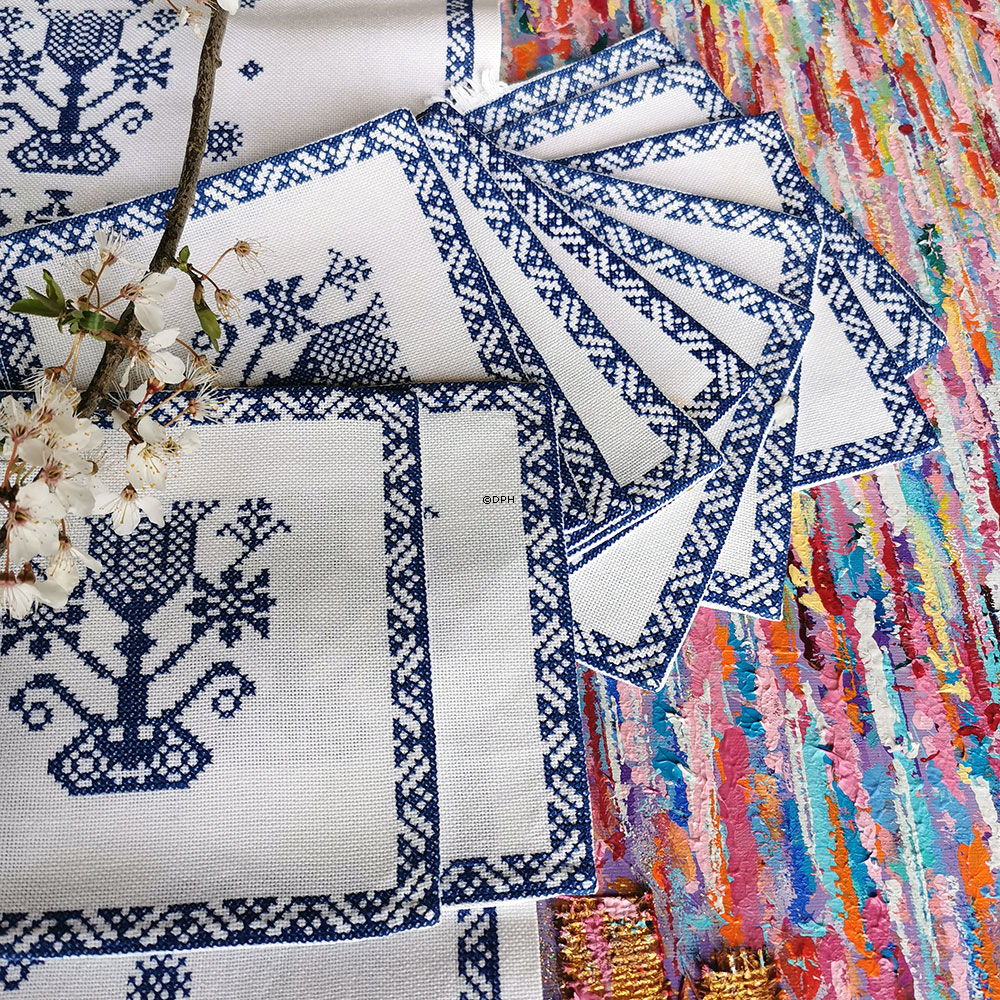 Bestickte Tischläufer und Platzsets mit blauem Muster