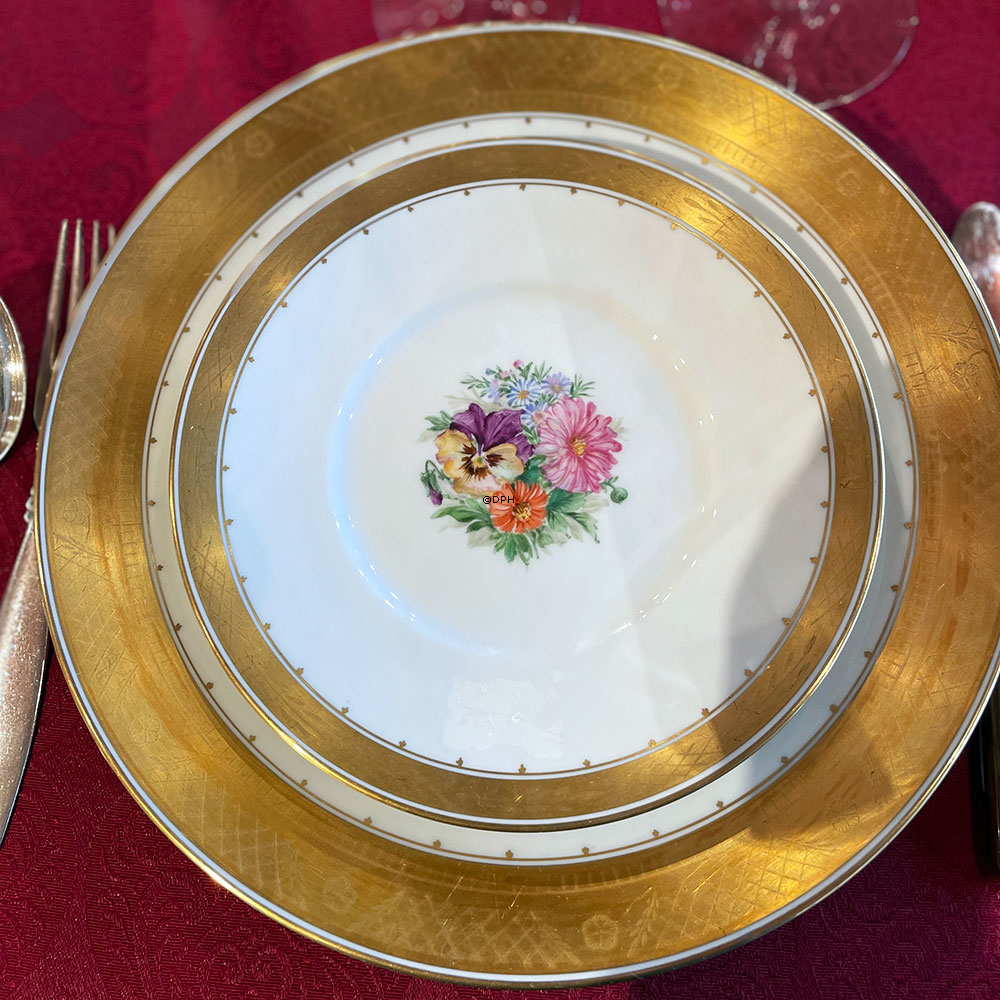 Royal Copenhagen Tellerset, Variation von Goldkorb mit Blumen - 6 Kuchenteller und 1 Servierplatte