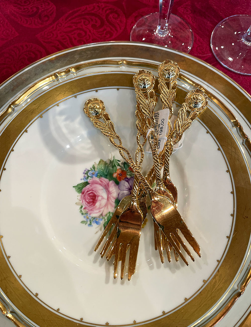 Royal Copenhagen Tellerset, Variation von Goldkorb mit Blumen - 6 Kuchenteller und 1 Servierplatte