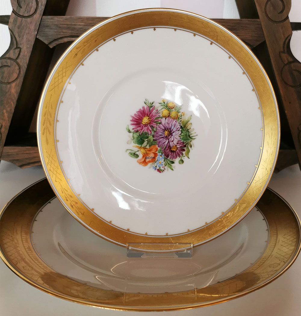Royal Copenhagen Tellerset, Variation von Goldkorb mit Blumen - 6 Kuchenteller und 1 Servierplatte