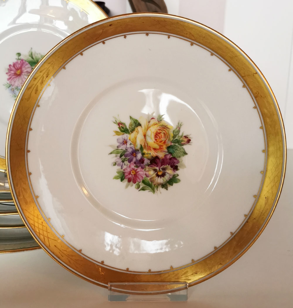 Royal Copenhagen Tellerset, Variation von Goldkorb mit Blumen - 6 Kuchenteller und 1 Servierplatte