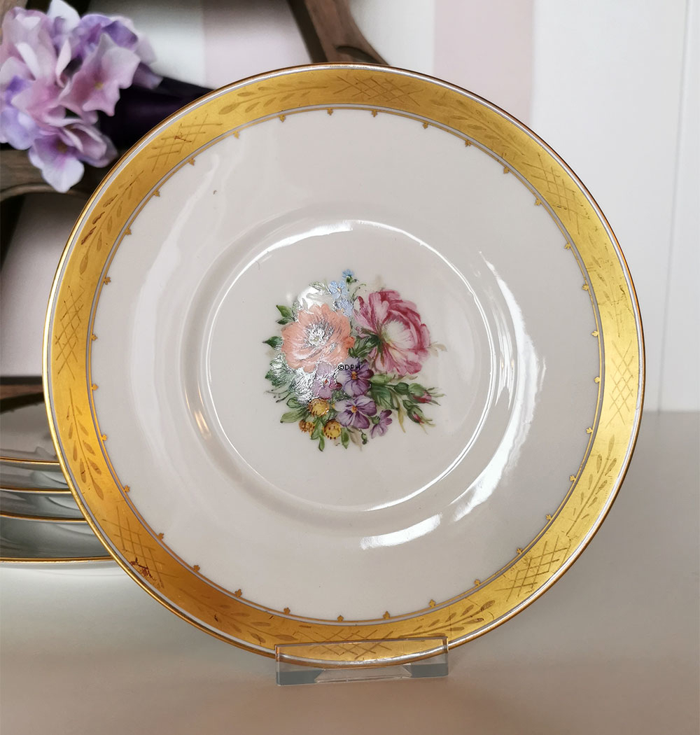 Royal Copenhagen Tellerset, Variation von Goldkorb mit Blumen - 6 Kuchenteller und 1 Servierplatte
