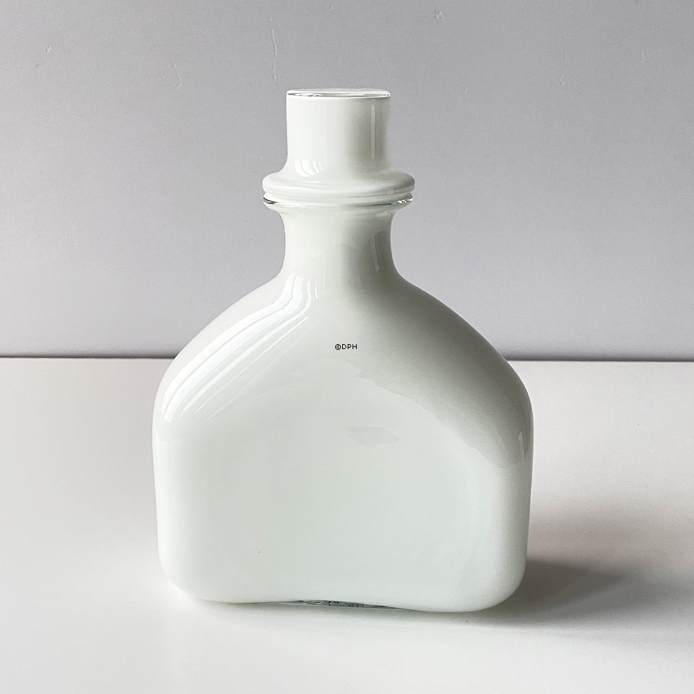 Holmegaard Karaffe, aus der Serie Blue Magic, opalweiß mit blauer Dekoration