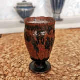 Gutte Eriksen kleiner Becher aus Keramik mit schöner rot/braun Glasur (Einige kleine Absplitterungen am Rand)
