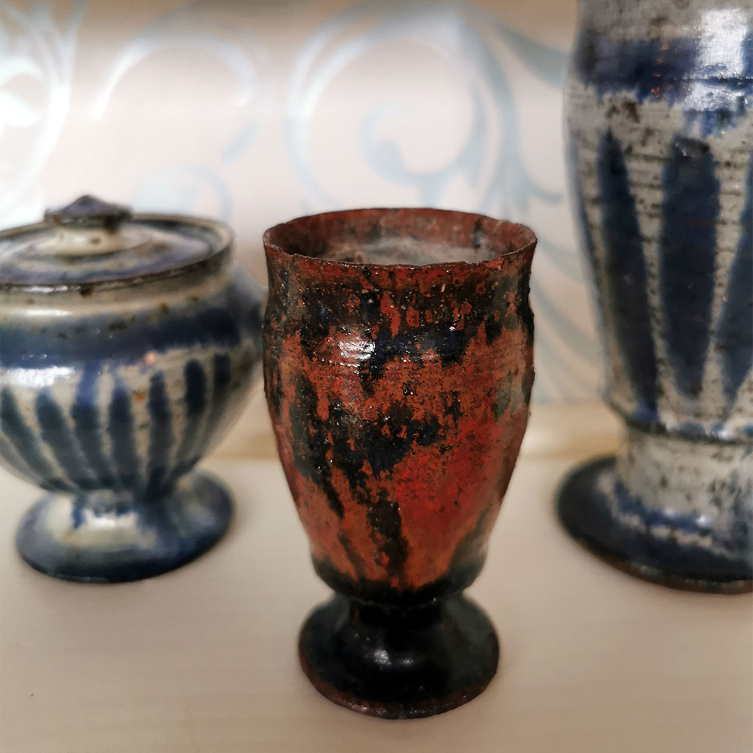 Gutte Eriksen kleiner Becher aus Keramik mit schöner rot/braun Glasur (Einige kleine Absplitterungen am Rand)