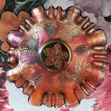 Antike Fenton Carnival Amethyst Glasschale mit gewelltem Rand.