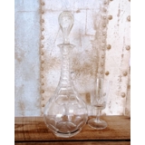 Karafe in Glas mit Schliffen am Stopfen und am Fuß