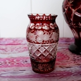 Kleine Kristallglasvase, mit Gravuren und bordeauxfarbenem Glas