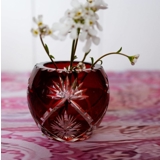 Kleine Kristallglasvase, mit Gravuren und bordeauxfarbenem Glas