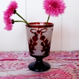 Vase oder Kelchglas in Bordeaux