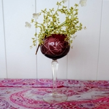 Kristall-Weinglas mit Schliffen, lila