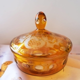Gelb Glas-Bonbonniere, Schale mit Deckel, mit Gravuren