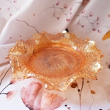 Serviertablett aus gelbem Glas mit Muster auf der Unterseite