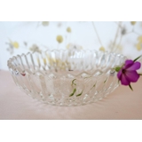 Glasschale mit Blume und gezackten Rändern