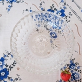 Glasschale mit Blume und gezackten Rändern