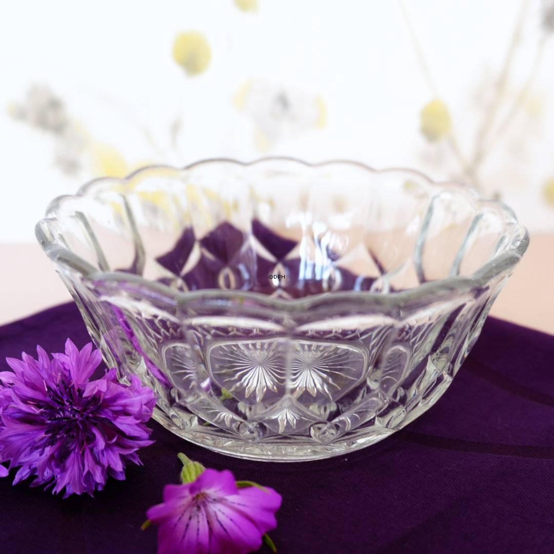 Glasschale mit Schiffen