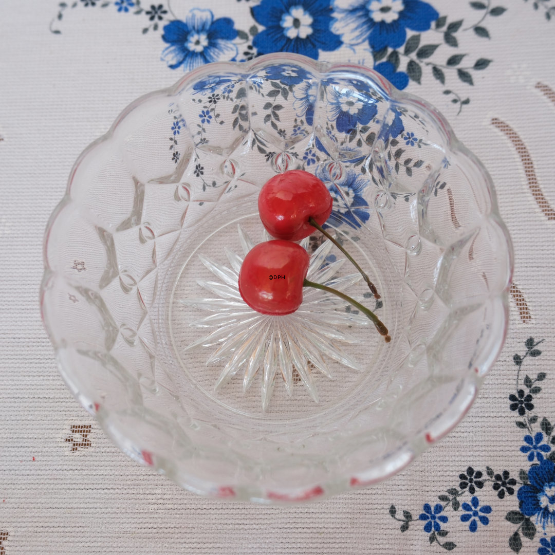 Glasschale mit Schiffen