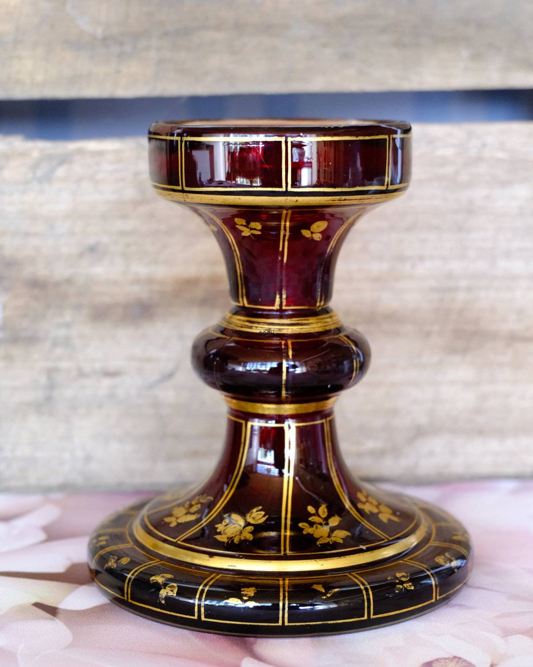 Kerzenständer aus rotem Glas mit Golddekoration