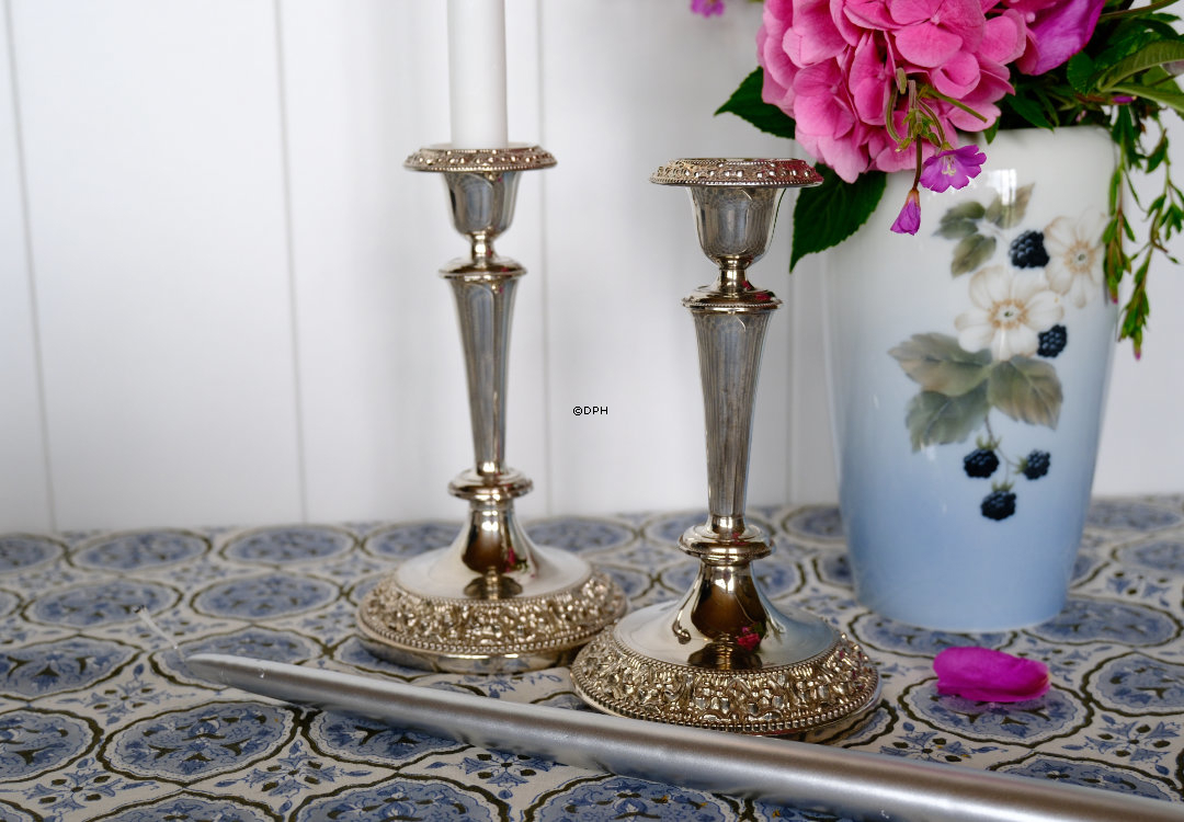 Hübsche Kerzenständer in versilbert, Set aus 2 Stück