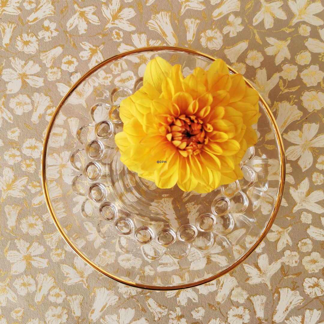 Kleine feine Glasschale mit Schliffen am Boden und Goldrand