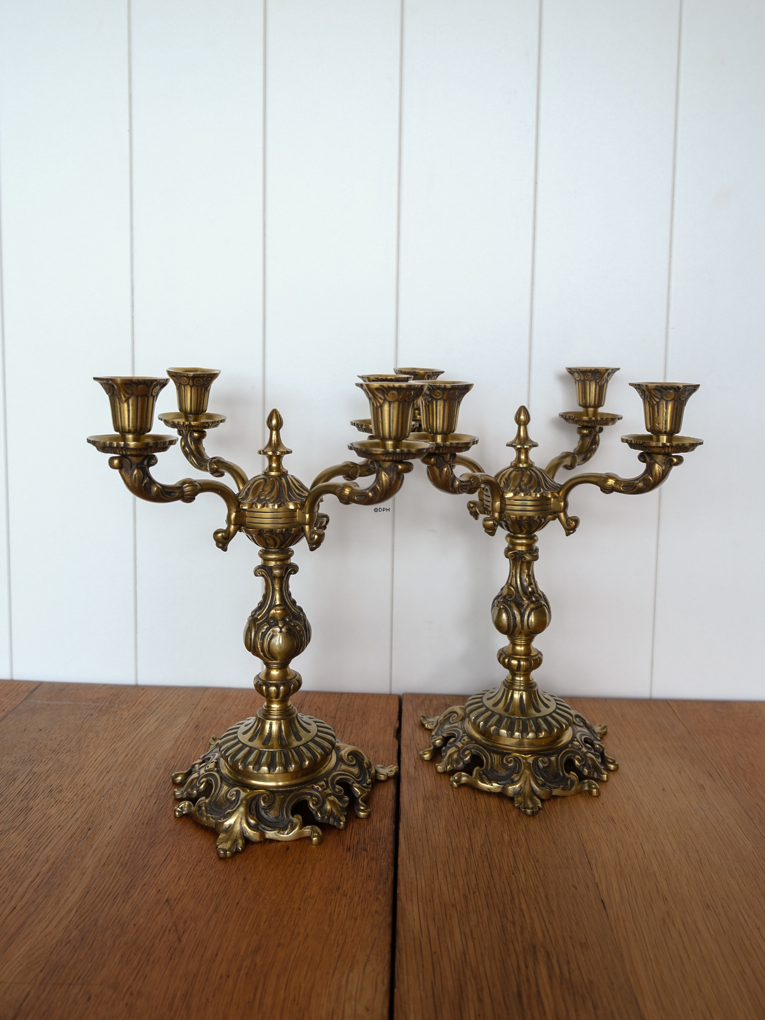 **Deutsch:**
Alte Messing/Bronze Kerzenleuchter (Kandelaber) mit 4 Armen, 32 cm.