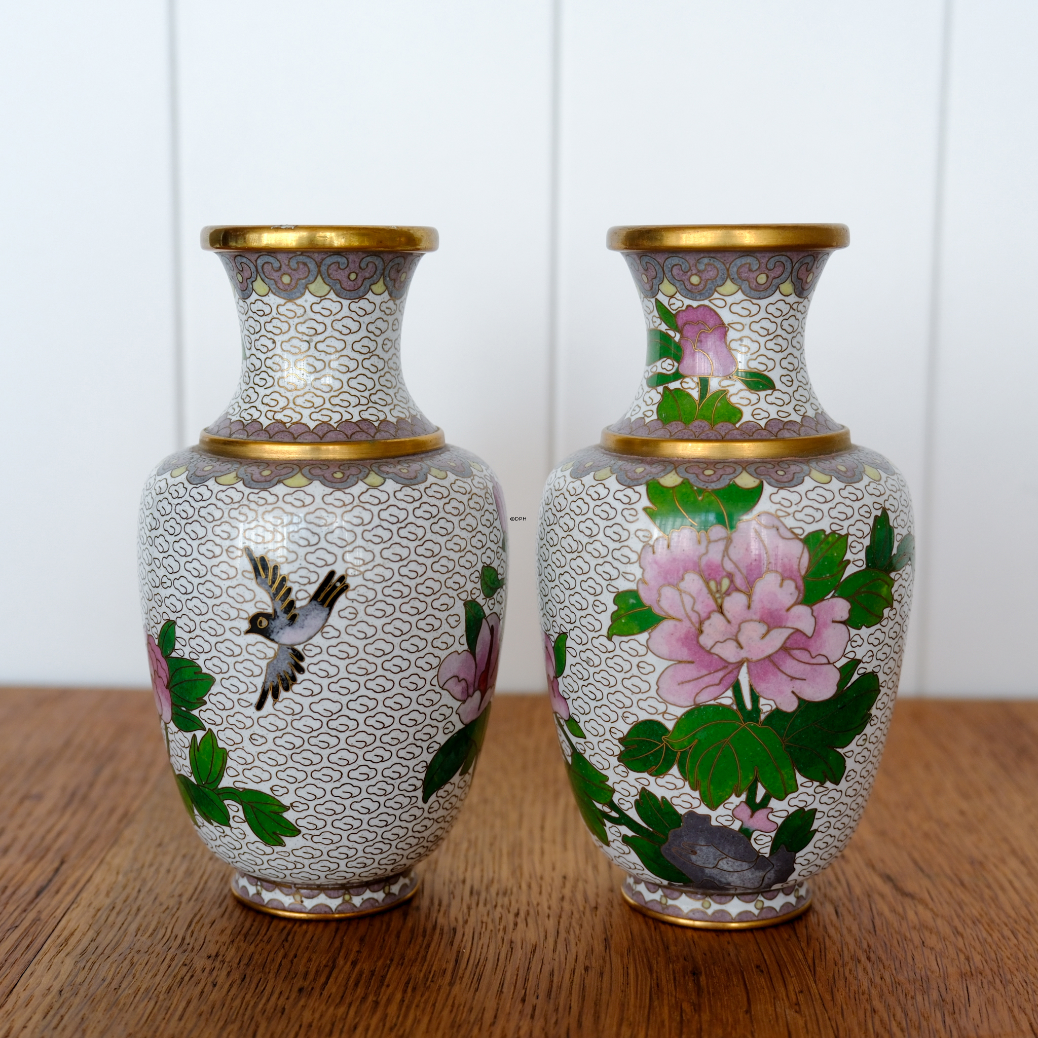 Chinesische Cloisonné-Vasen mit rosa Pfingstrose auf graubeigem Hintergrund, 2er-Set